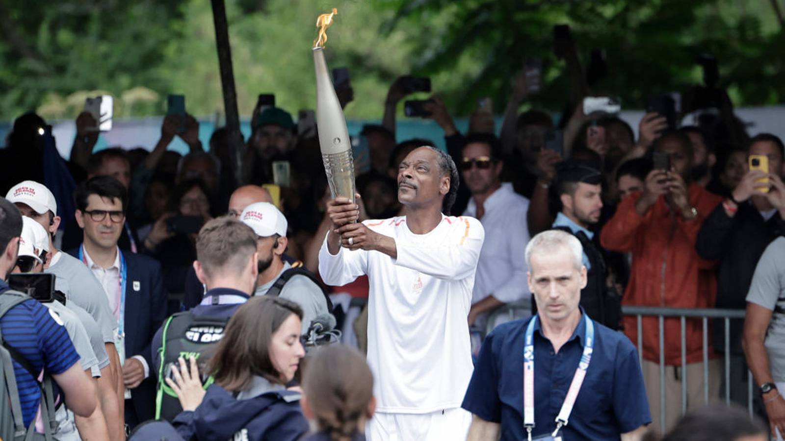 Paris Olympics Snoop Dogg lights up torch run 104.5 WOKV