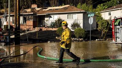 Calmer weather helps contain Oakland, California, fire that forced evacuations